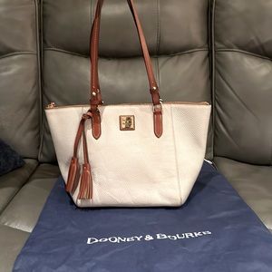 Ivory pebble grain tote in excellent condition Dooney and Bourke